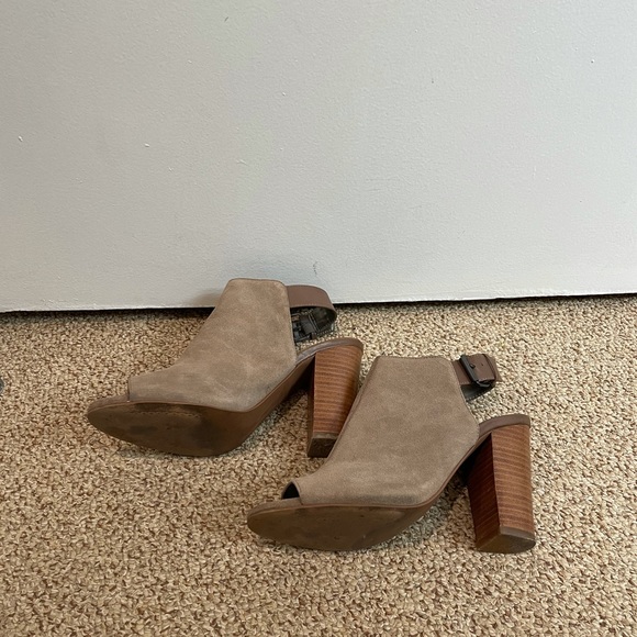 TAHARI gray suede heels, sz 8.5 LIKE NEW - Picture 5 of 5